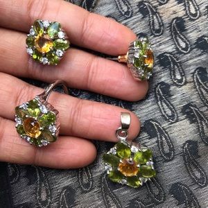 Semi precious stones flower set